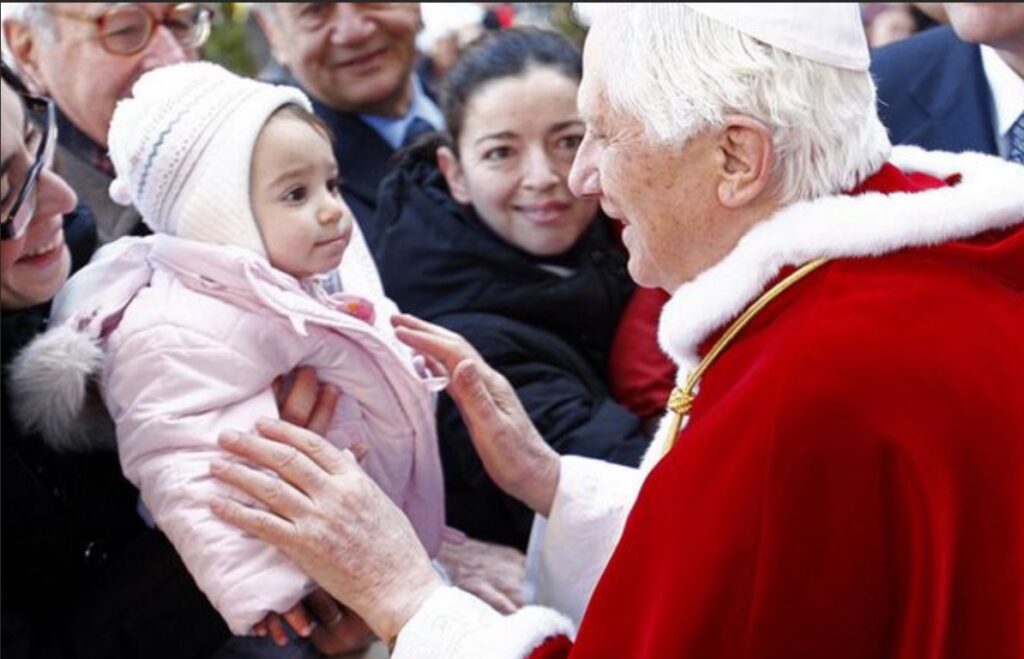 Benoît XVI avec un bébé