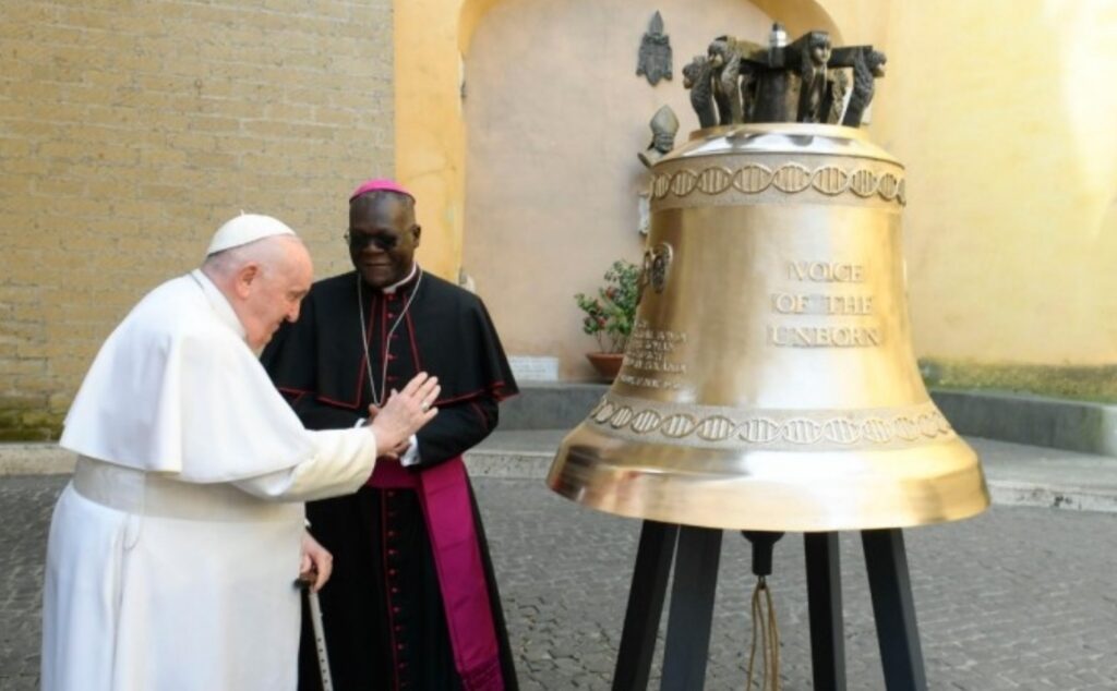 Le pape bénit la cloche