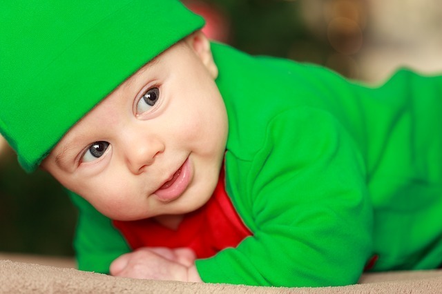 Bébé habillé en vert