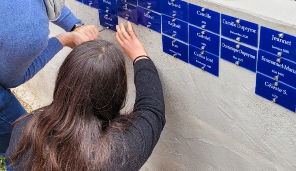 Plaques avec noms d'enfants posées à Cotignac