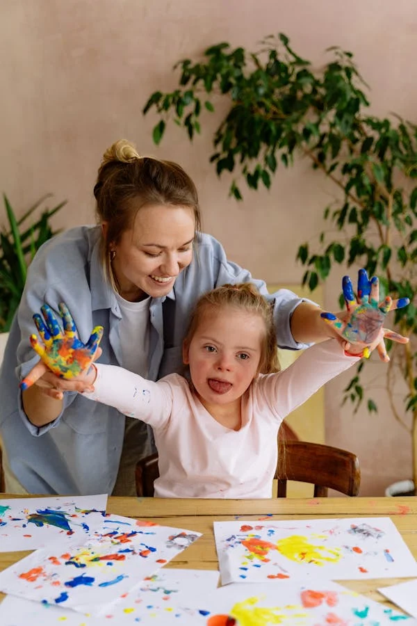 Jeune femme dessinant avec sa fille trisomique