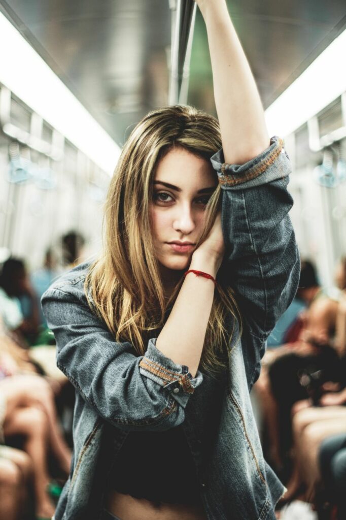 Jeune femme pensive et triste dans les transports en commun. Elle vient d'avorter.