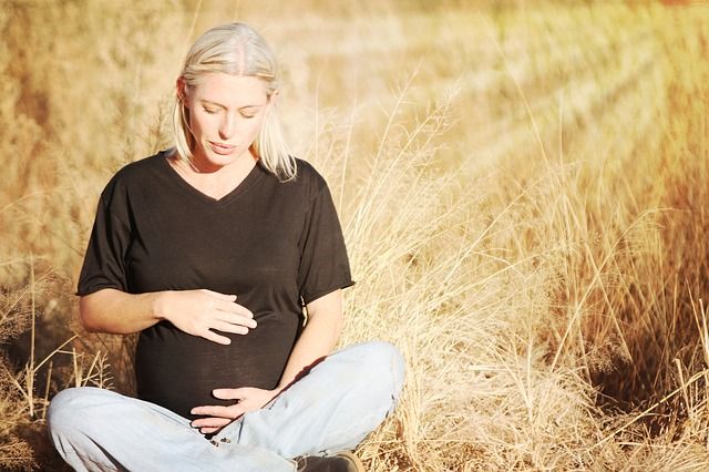 Une femme enceinte se tient le ventre