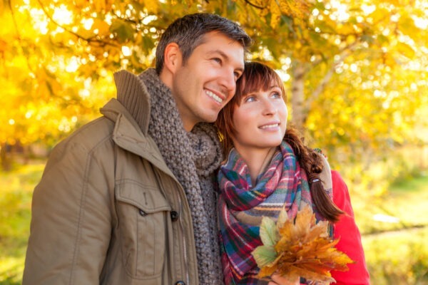 Un couple souriant a retrouvé goût à la vie après un avortement