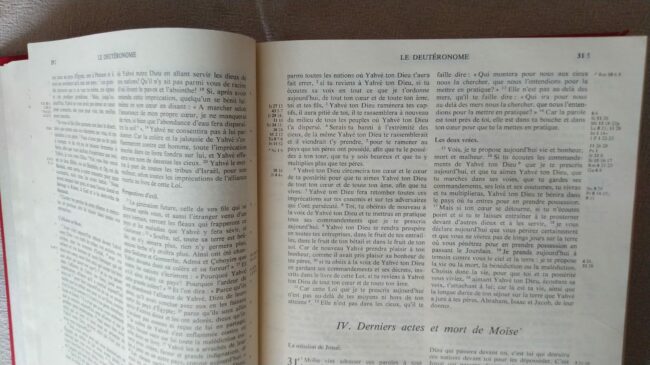 La Bible ouverte sur le chapitre 30 du Deutéronome