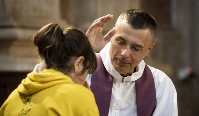 Une femme confesse son avortement et reçoit l'absolution