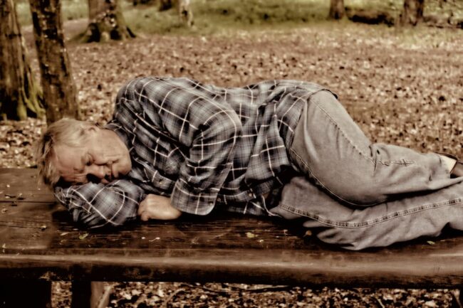 Un sans abri dort sur un banc : défendre la dignité de la vie