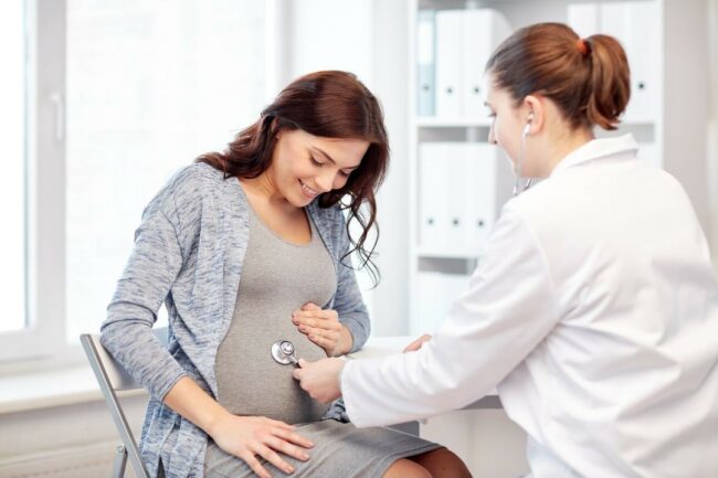Femme enceinte consultation médicale