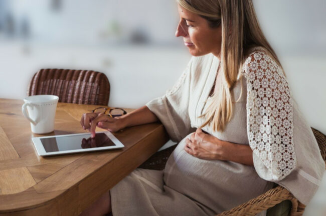 Une femme enceinte sans emploi cherche des solutions sur internet