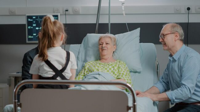 Visite d'une famille à une malade dans un centre de soins palliatifs