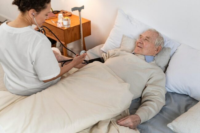 Lit de soins palliatifs : une infirmière s'occupe d'un malade