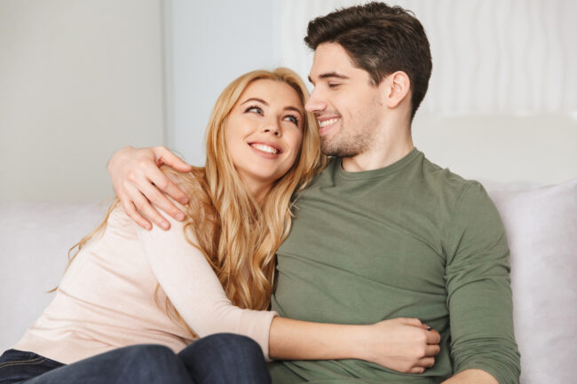 Couple tendre : la joie d'utiliser la contraception naturelle