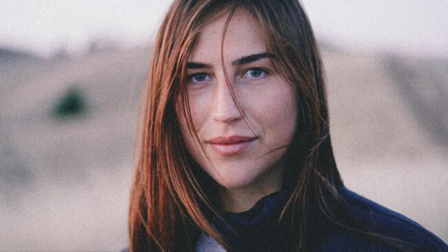 Les risques de l'avortement : une femme pensive