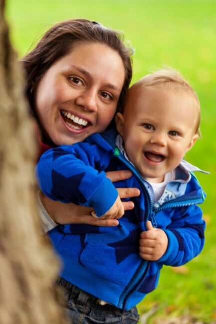 Jeune maman avec son petit garçon