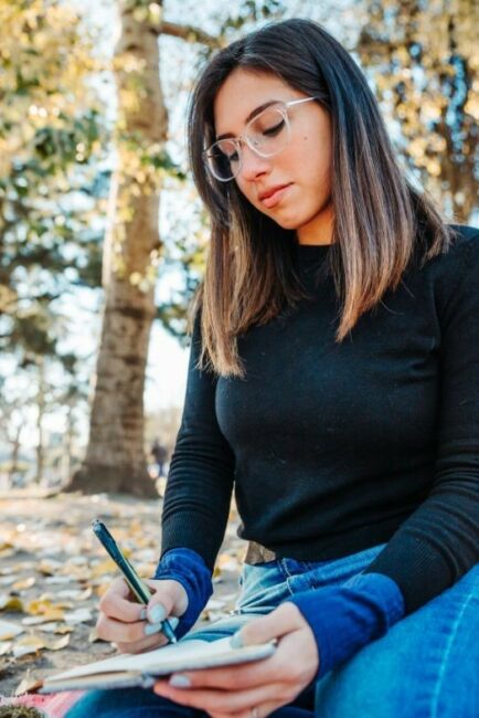 Une femme écrit une lettre pour son enfant né sous X