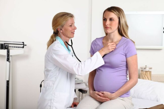 Examen médical d'une femme enceinte après PMA