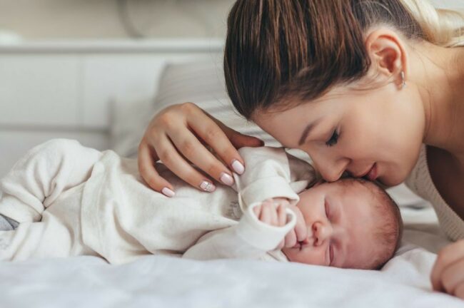 Un bébé et sa maman.