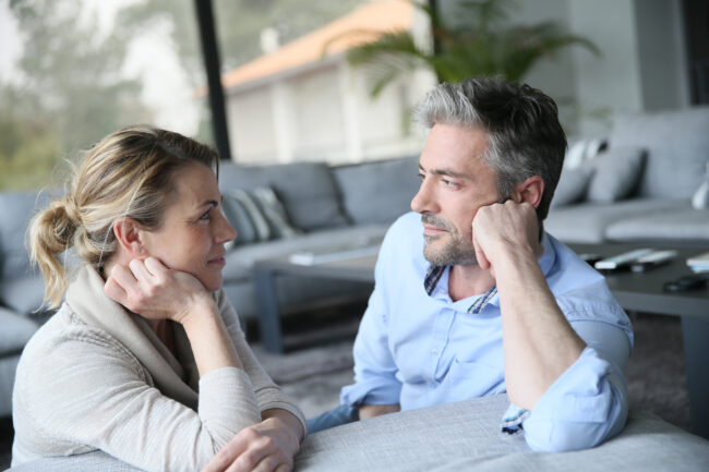 Un couple qui prend le temps d'échanger, grâce à la contraception naturelle