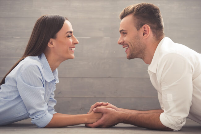 Un couple amoureux qui utilise la contraception naturelle