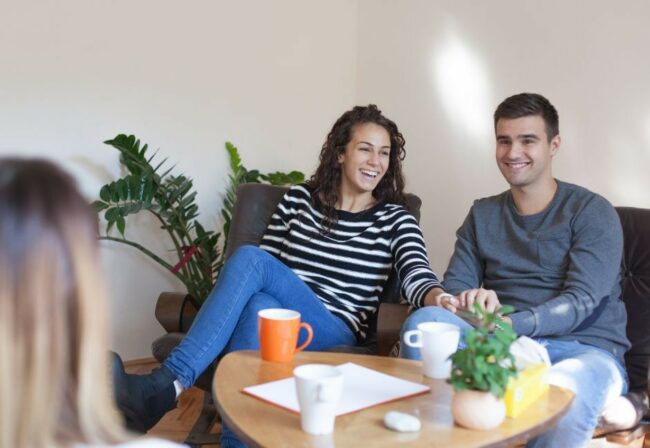 Couple consultant une conseillère en contraception naturelle