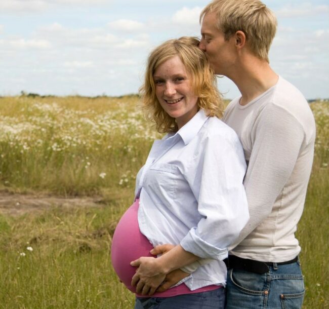 Couple utilisant une méthode naturelle de régulation des naissance pour favoriser une grossesse