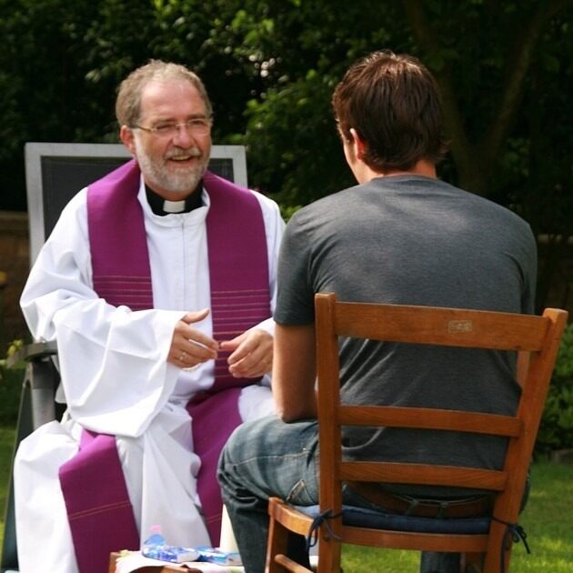 Un homme qui regrette l'avortement se confesse à un prêtre