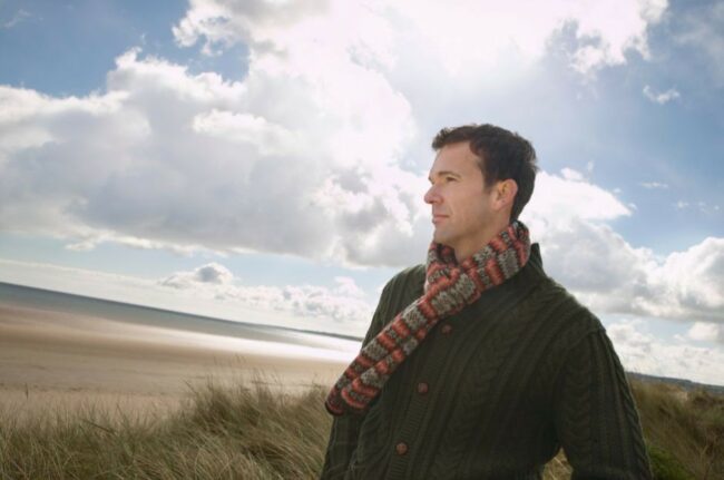 Un homme se promène seul, il regrette l'IVG de sa compagne