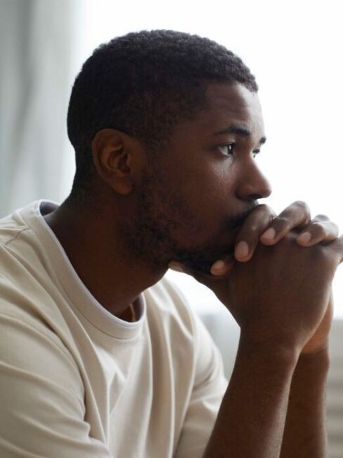 Homme triste : regret de l'IVG