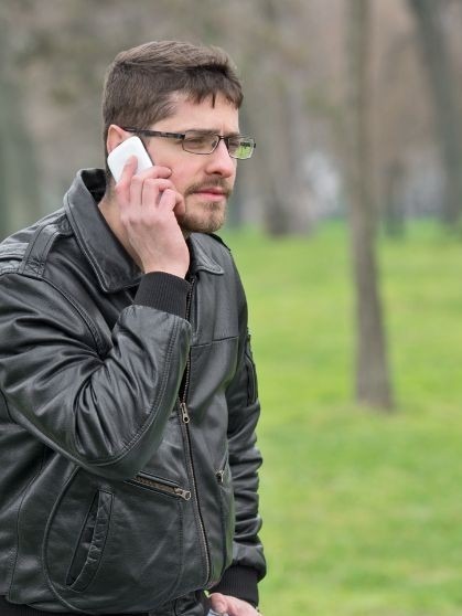 Un homme téléphone à une ligne d'écoute pour parler de son regret de l'IVG