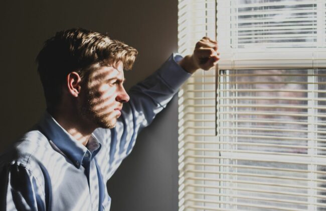Homme ayant le syndrome du survivant