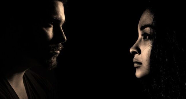 Un homme et une femme face à face