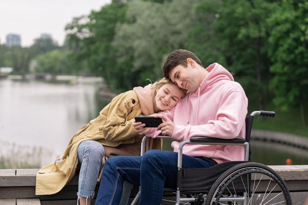 Un homme paraplégique avec sa conjointe