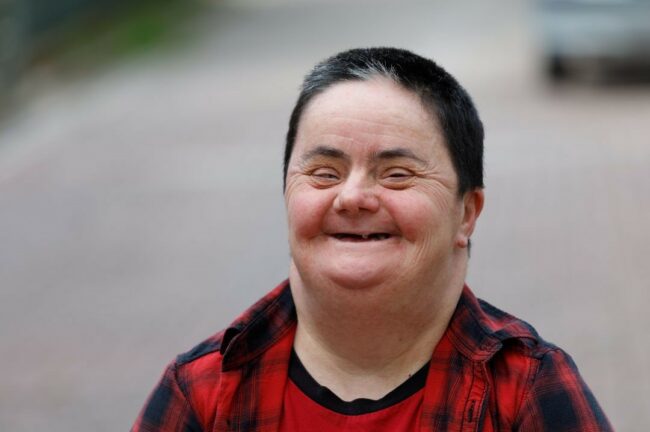 Personne âgée trisomique souriante