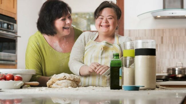 Deux femmes font la cuisine, dont une trisomique