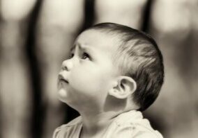 Bébé en noir et blanc
