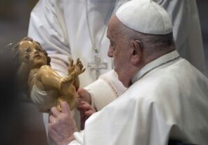 Le pape François avec une statue de l'Enfant Jésus